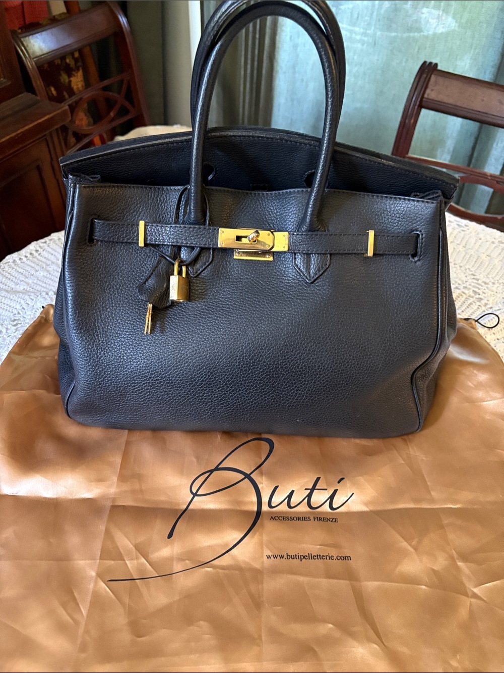 Buti Black Pebbled Leather Satchel with Gold-Tone Hardware. Caty 35vm.